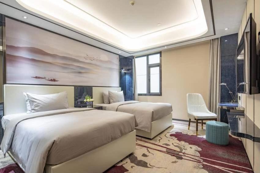 Ramada By Wyndham Mengzi Suites Eksteriør bilde